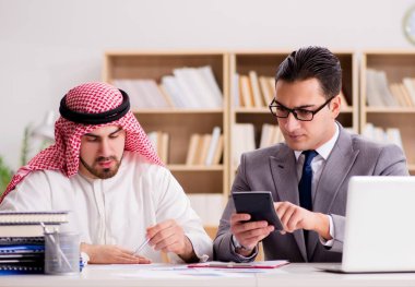 Arap işadamı ile çeşitli iş konseptleri