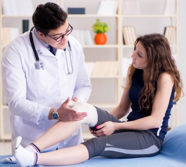 Travmatolog hastayla ilgileniyor.