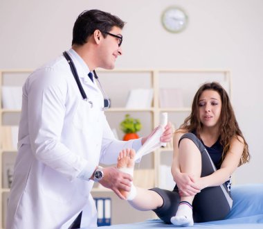 Travmatolog hastayla ilgileniyor.