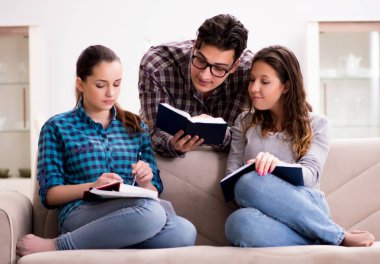 Üniversite sınavlarına hazırlanan öğrenciler