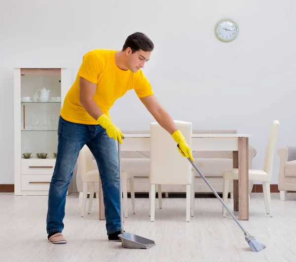 Man cleaning the house helping his wife — Stock Photo, Image