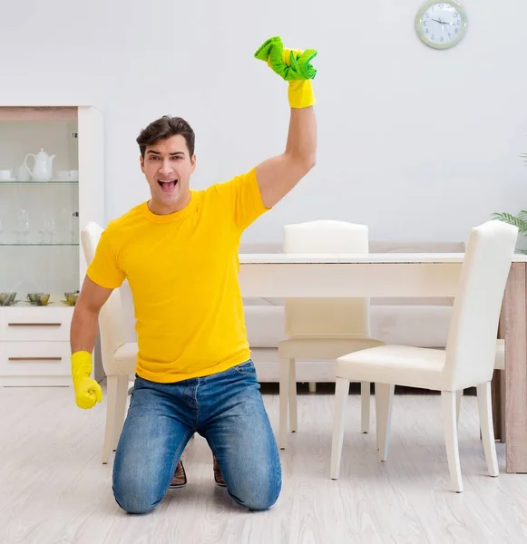 Homem limpando a casa ajudando sua esposa — Fotografia de Stock