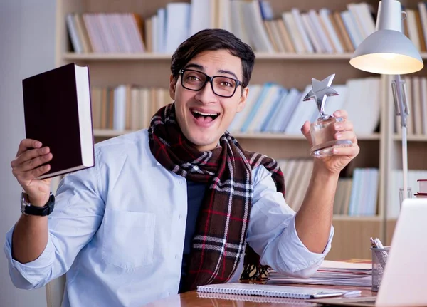 Joven escritor trabajando en la biblioteca —  Fotos de Stock