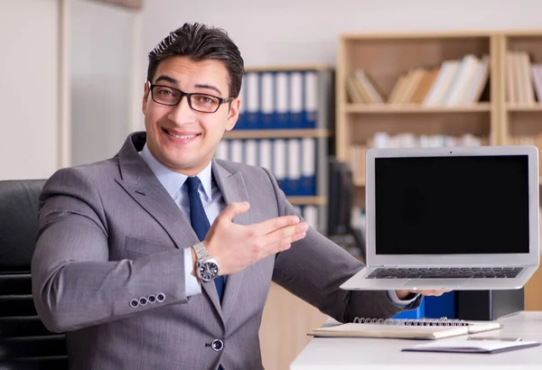 Zakenman werkzaam in het kantoor — Stockfoto