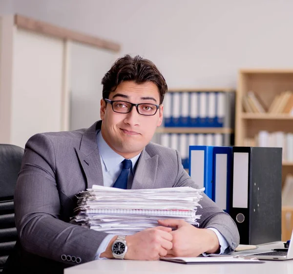 Empresário com demasiada papelada — Fotografia de Stock