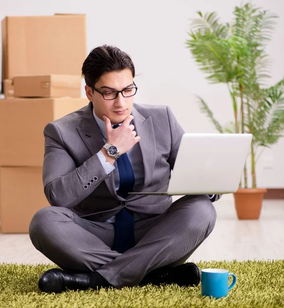 Affärsman som sitter på mattan på kontoret — Stockfoto