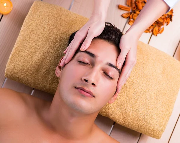 Hombre durante la sesión de masaje en el salón de spa —  Fotos de Stock