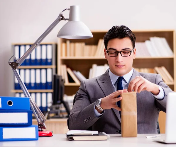 Geschäftsmann erhält Paket im Büro — Stockfoto