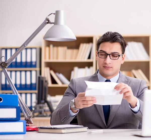 Uomo d'affari che riceve lettera in ufficio — Foto Stock