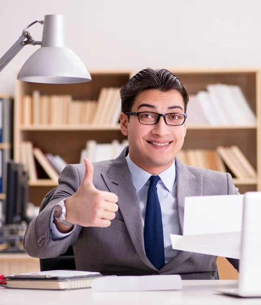 Empresario recibiendo carta en la oficina — Foto de Stock