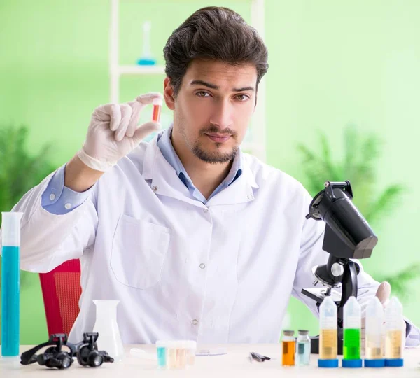 Chimico uomo che lavora in laboratorio — Foto Stock