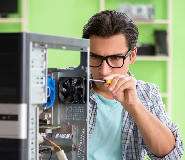 Datoringenjör som reparerar trasigt skrivbord — Stockfoto