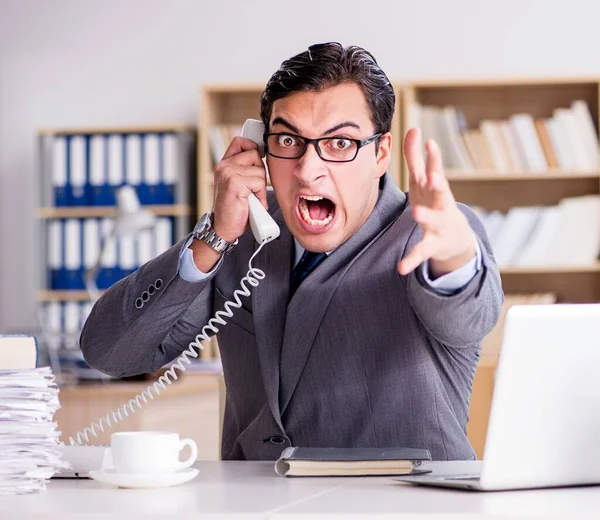 Wütender Geschäftsmann mit zu viel Arbeit im Amt — Stockfoto