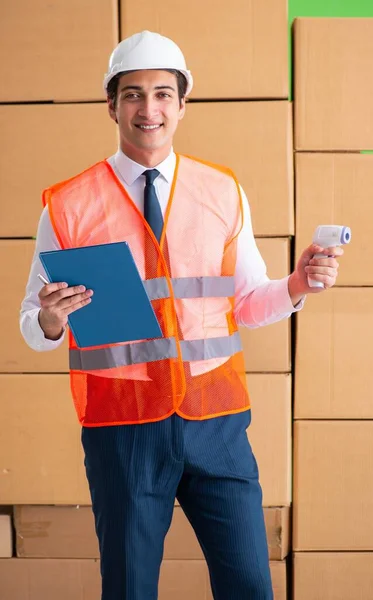 Mann Auftragnehmer arbeitet in Box Delivery Umzugsservice — Stockfoto