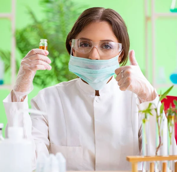 Vacker kvinnlig bioteknik vetenskapsman kemist arbetar i lab — Stockfoto
