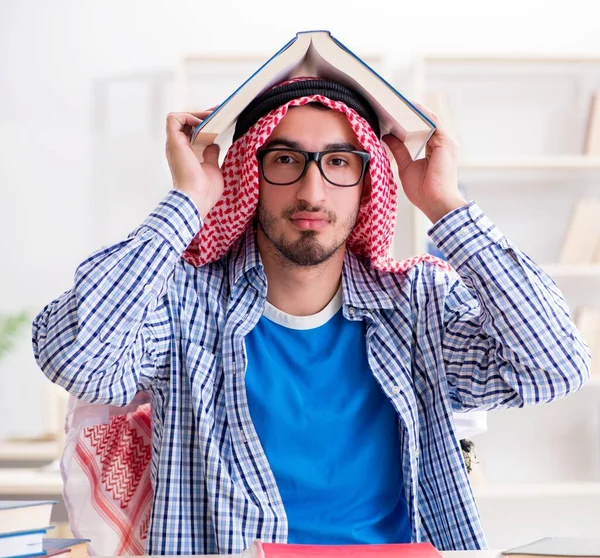 Estudante árabe se preparando para exames universitários — Fotografia de Stock