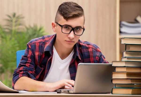 Jeune étudiant se préparant aux examens scolaires — Photo