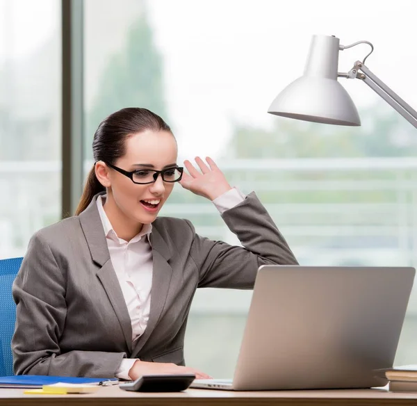 Femme d'affaires travaillant à son bureau — Photo