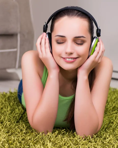 Mujer joven escuchando música en casa —  Fotos de Stock