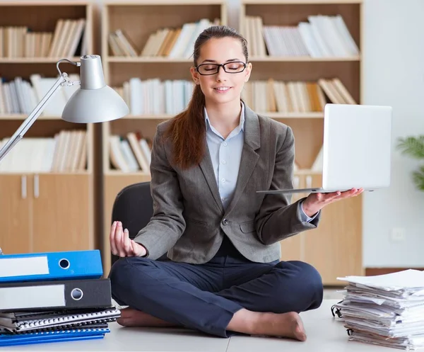 Empresária meditando no escritório — Fotografia de Stock