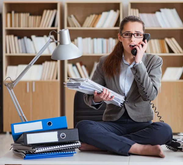 Geschäftige wütende Geschäftsfrau sitzt auf dem Schreibtisch im Büro — Stockfoto