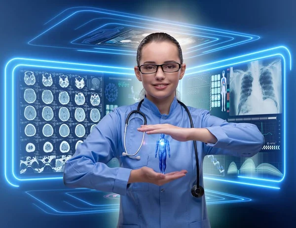 Mulher médico no conceito médico futurista — Fotografia de Stock