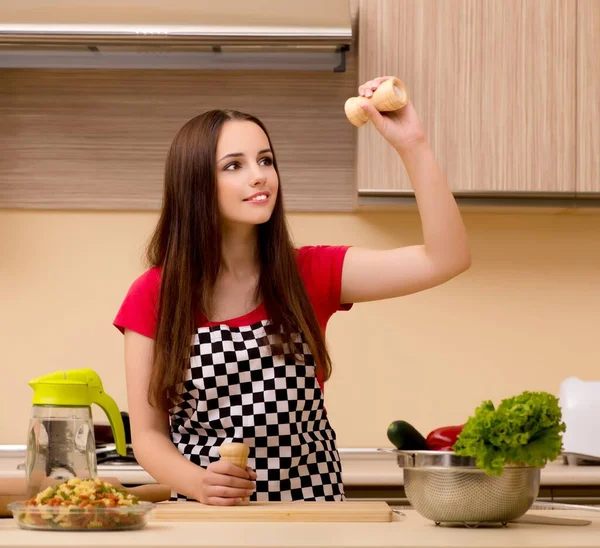 Jovem dona de casa trabalhando na cozinha — Fotografia de Stock