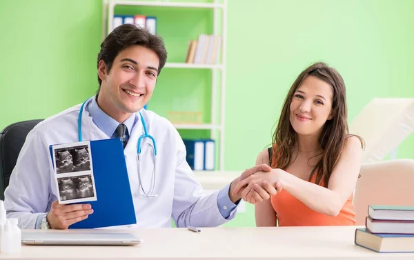 Pregnant woman visiting male gynecologyst at the clinic — Stock Photo, Image