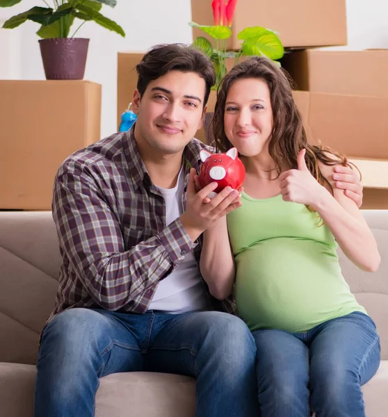 Casal jovem economizando dinheiro para o bebê nascer — Fotografia de Stock