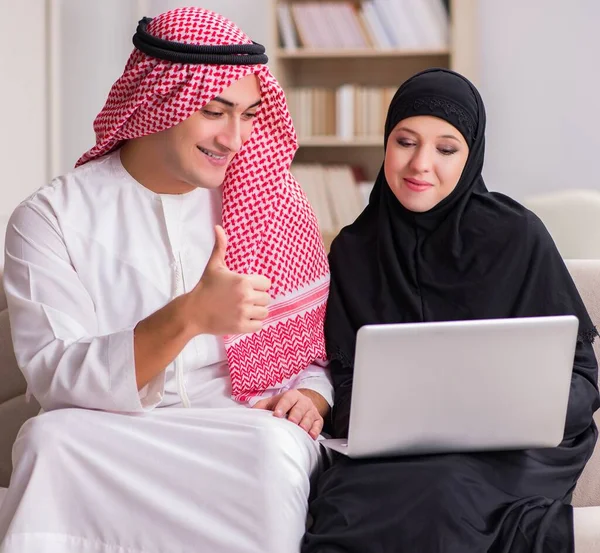 Een paar Arabische mannen en vrouwen — Stockfoto