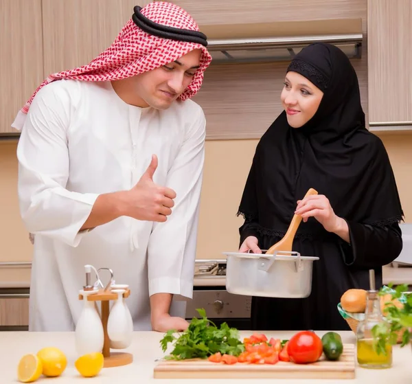 台所の若いアラブ家族 — ストック写真