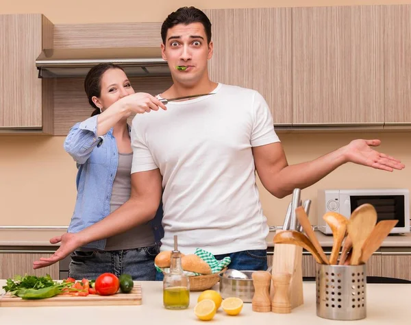 Jovem família na cozinha — Fotografia de Stock