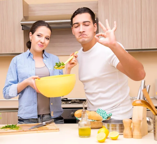 Молодая семья на кухне — стоковое фото