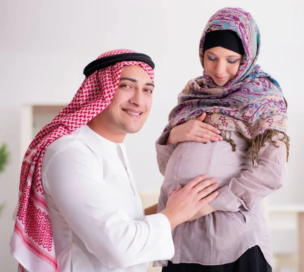 Hamile karısı bebek bekleyen genç bir Arap Müslüman aile. — Stok fotoğraf