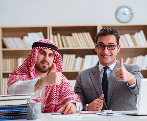 Diverso concetto di business con uomo d'affari arabo — Foto Stock