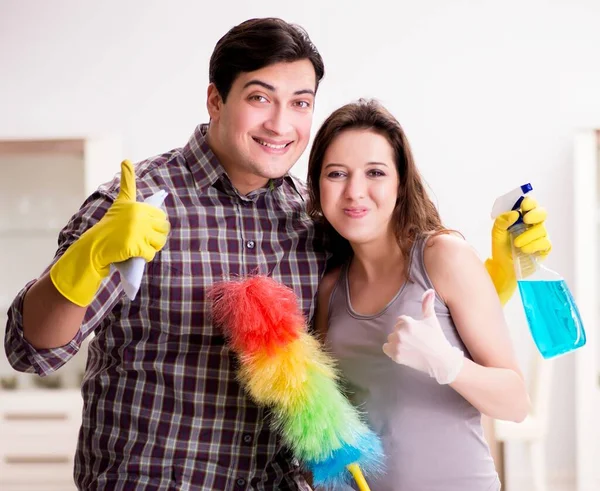 Frau und Mann beim Putzen zu Hause — Stockfoto