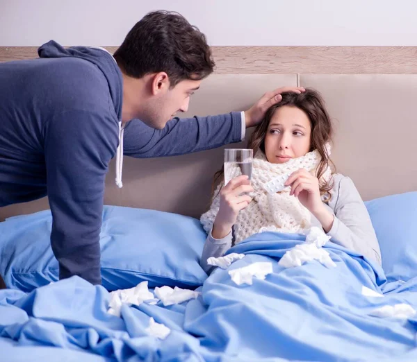 Esposa cuidando de marido enfermo en casa en la cama — Foto de Stock