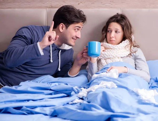 Esposa cuidando de marido enfermo en casa en la cama — Foto de Stock
