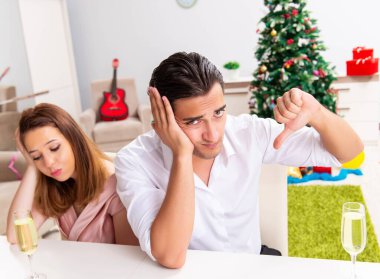 Genç çift Noel gecesi çatışıyor