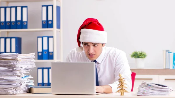 Trabajador joven trabajando en la oficina en el turno de navidad — Foto de Stock