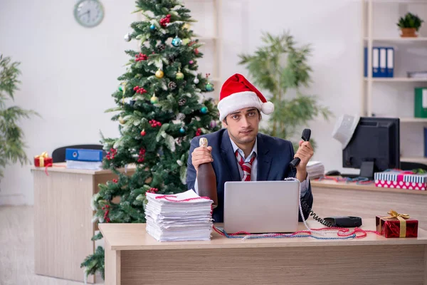 Jeune employé masculin célébrant le nouvel an au bureau — Photo