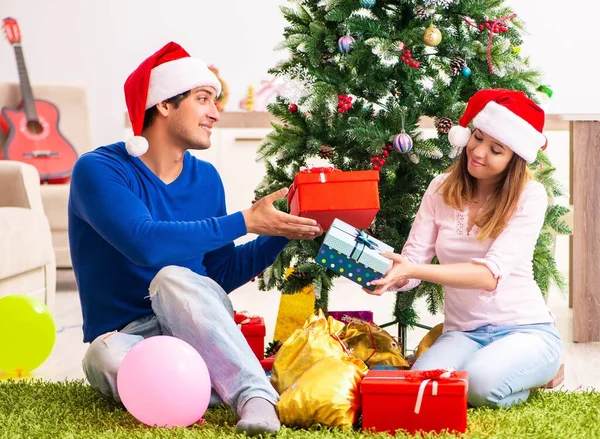 Genç çift Noel 'i evde kutluyor.