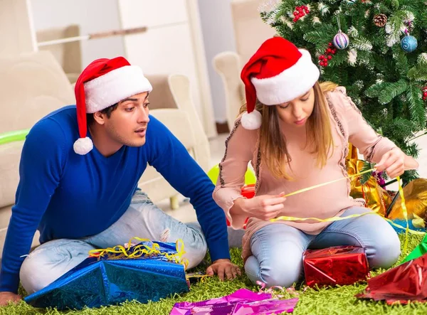 Gravida esposa celevrating Natal com o marido — Fotografia de Stock