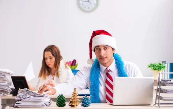 Mann und Frau arbeiten an Heiligabend im Büro — Stockfoto