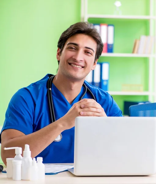 Medici donna e uomo radiologi che lavorano presso la clinica — Foto Stock