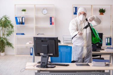 Eski erkek müteahhit ofis dezenfeksiyonu konsepti