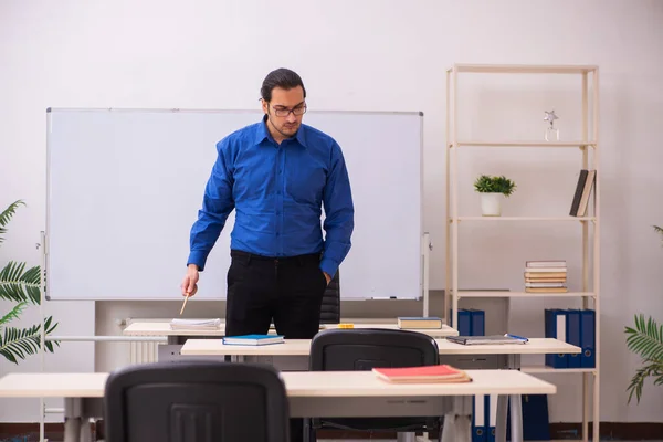 Young male teacher in front of whiteboard — Stock Photo, Image