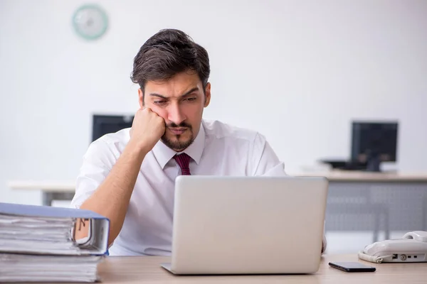 Young male employee working in the office — Stock Photo, Image