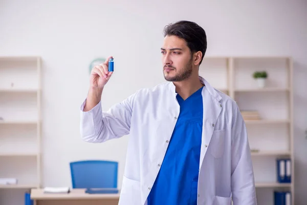 Joven médico varón en concepto de vacunación — Foto de Stock