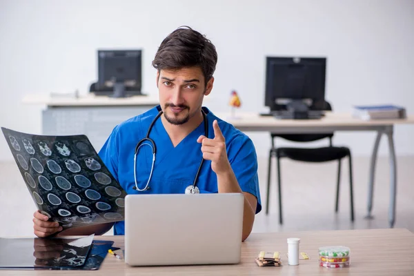 Klinikte çalışan genç bir erkek radyolog.